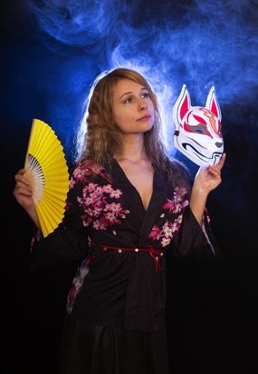 欧美手持面具的和服美女图片